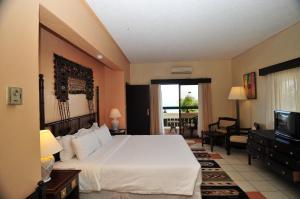 Mombasa Continental Resort客房内的一张或多张床位