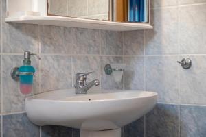 Kúpeľňa v ubytovaní Agnadi Blue Apartments