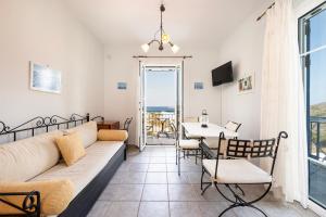 TV a/nebo společenská místnost v ubytování Agnadi Blue Apartments