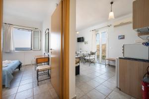 Kuchyňa alebo kuchynka v ubytovaní Agnadi Blue Apartments