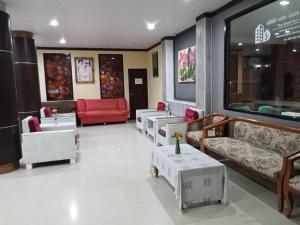 PS Hotel Saraburi的休息区