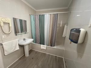 Koupelna v ubytování Hotel Dila + 34 fotografií