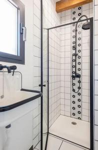 ein Badezimmer mit Dusche und Waschbecken in der Unterkunft Calme absolu Luberon et piscine partagée in Lauris