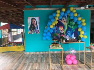 una stanza con una parete blu con un mazzo di palloncini di Sítio Recanto do Pardal a Santa Rita de Caldas Altre 11 foto