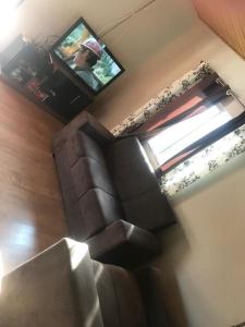 vista sul soffitto di un soggiorno con divano e TV di Sítio Recanto do Pardal a Santa Rita de Caldas