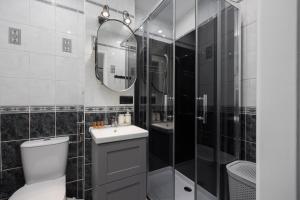 Kúpeľňa v ubytovaní Wola Lavish Apartment + 24 fotografií