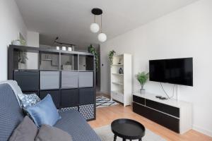 Televízia a/alebo spoločenská miestnosť v ubytovaní Wola Lavish Apartment