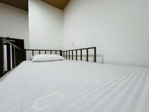 Uma cama ou camas num quarto em Havelock City Hostel, Colombo