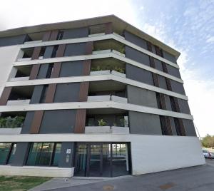 an apartment building with a lot of windows at Appartement 2 chambres cosy proche aéroport et MEETT au pied du tram in Blagnac