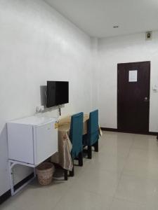 PS Hotel Saraburi的电视和/或娱乐中心