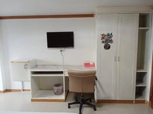 PS Hotel Saraburi的电视和/或娱乐中心