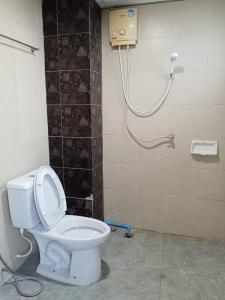 北标府PS Hotel Saraburi的带卫生间和淋浴的浴室