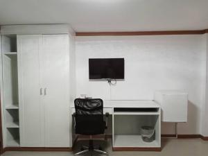 PS Hotel Saraburi的电视和/或娱乐中心