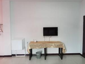 PS Hotel Saraburi的电视和/或娱乐中心