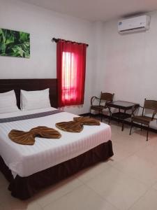 北标府PS Hotel Saraburi的一间卧室设有两张床和红色窗户。