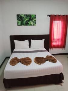北标府PS Hotel Saraburi的一张床上有两条木弓带 更多37张照片