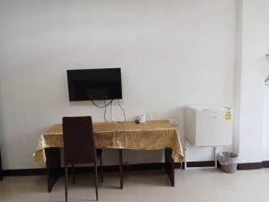 PS Hotel Saraburi的电视和/或娱乐中心