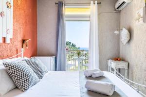 Voodi või voodid majutusasutuse Skopelos Summer Nests - Ariadne Seaview Rooms toas