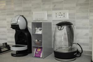 a coffee maker and a blender on a counter at "Lomellina Bay" 10 minuti a piedi dal mare in Varazze