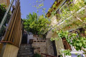 an alley in a house with stairs and a tree at "Lomellina Bay" 10 minuti a piedi dal mare in Varazze