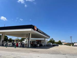 レケナにあるArea de servicio El Rebollarの駐車場車を停めたガソリンスタンド