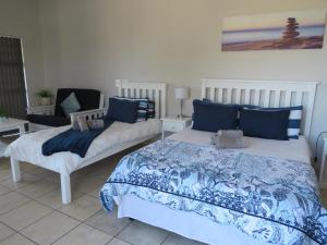 Una cama o camas en una habitación de CBS Accommodation