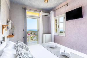 Televiisor ja/või meelelahutuskeskus majutusasutuses Skopelos Summer Nests - Ariadne Seaview Rooms