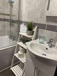 Koupelna v ubytování The Garden Apt Hot Tub - Westbrook Bay Beach - By Goldex Coastal Breaks