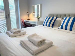 Postel nebo postele na pokoji v ubytování The Garden Apt Hot Tub - Westbrook Bay Beach - By Goldex Coastal Breaks