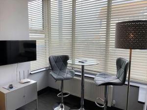 TV a/nebo společenská místnost v ubytování The Garden Apt Hot Tub - Westbrook Bay Beach - By Goldex Coastal Breaks