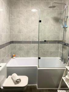 Koupelna v ubytování The Garden Apt Hot Tub - Westbrook Bay Beach - By Goldex Coastal Breaks