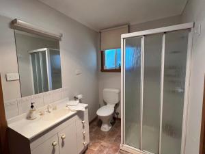 Koupelna v ubytování Homey Beach Cottage with Spa, walk to beach + 5 fotografií