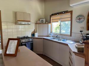 Gallery image of Homey Beach Cottage with Spa, walk to beach in Cowes