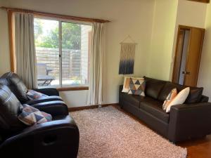 Gallery image of Homey Beach Cottage with Spa, walk to beach in Cowes +5 photos