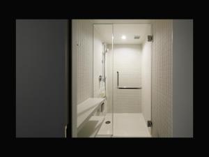 仙台的住宿－9h nine hours Sendai，带淋浴、盥洗盆和卫生间的浴室