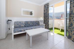 A bathroom at Apartamentos Teneguia