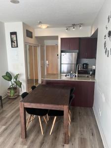 Billede fra billedgalleriet på Prestigious 2-Bdrm Condo - across from Scotiabank Arena i Toronto