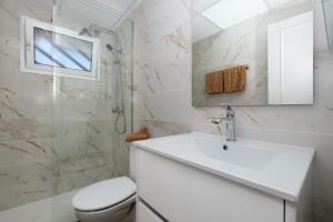 A bathroom at Apartamentos Teneguia
