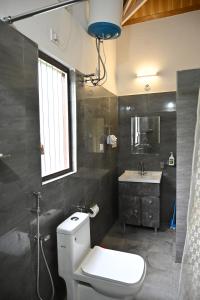 Koupelna v ubytování CorbettRivervalleyHomestay + 20 fotografií