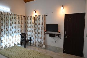 TV a/nebo společenská místnost v ubytování CorbettRivervalleyHomestay