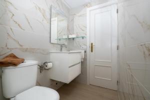 A bathroom at Apartamentos Teneguia