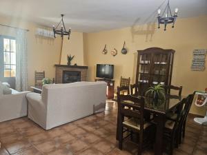 Televízia a/alebo spoločenská miestnosť v ubytovaní Alojamiento Rural Casitas Cueva del Gato