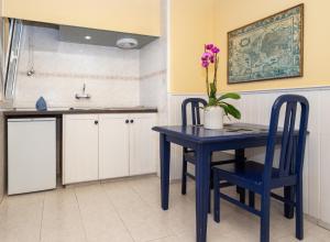 A kitchen or kitchenette at Apartamentos Teneguia