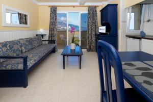 A television and/or entertainment centre at Apartamentos Teneguia