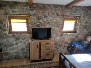Televízia a/alebo spoločenská miestnosť v ubytovaní Prywatny domek koło Tykocina + 19 fotografií