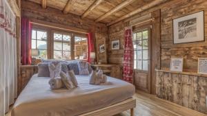 Un dormitorio con una cama en una cabaña de troncos en Ferme des Moussoux, en Chamonix-Mont-Blanc