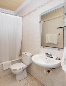 A bathroom at Apartamentos Teneguia