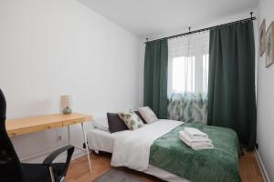 Posteľ alebo postele v izbe v ubytovaní Wola Lavish Apartment