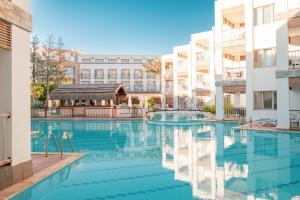 Bazén v ubytování Ladonia Hotels Mio Bianco nebo v jeho okolí
