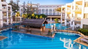 Bazén v ubytování Ladonia Hotels Mio Bianco nebo v jeho okolí